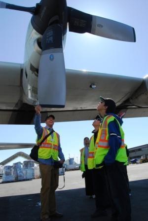 students_check_out_hercules_plane