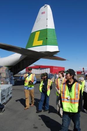 students_visit_lynden_air_cargo